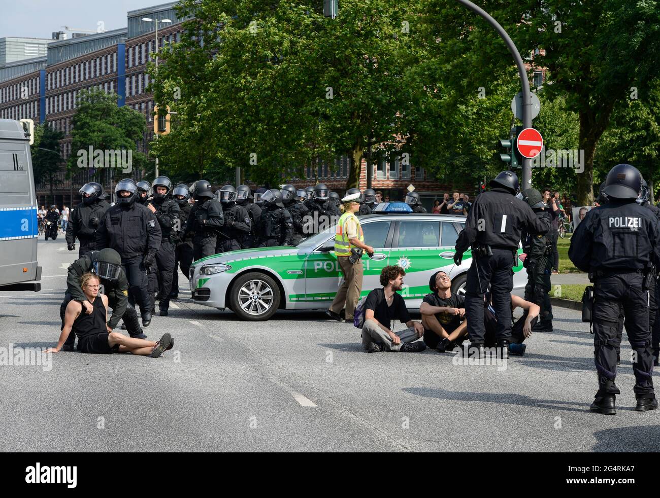 DEUTSCHLAND, Hamburg, Proteste gegen den den G20 Gipfel, Millerntor, Polizei raeumt Sitzblockaden in der Ost West Strasse Stock Photo