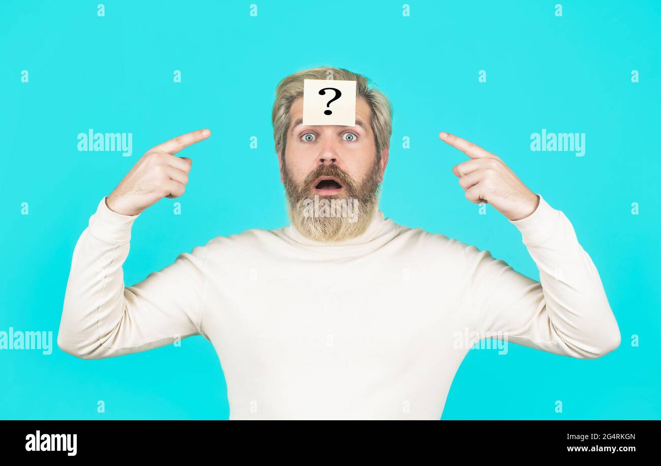 Лоб записки. Бородатый знак вопроса. Думающий человек с бородой. Человек думает. Бородатый блондин на синем фоне в белой футболке.