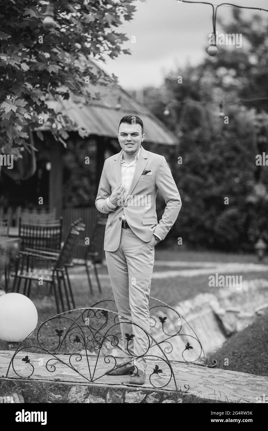 Caucasian young businessman in a suit standing outdoor Stock Photo - Alamy