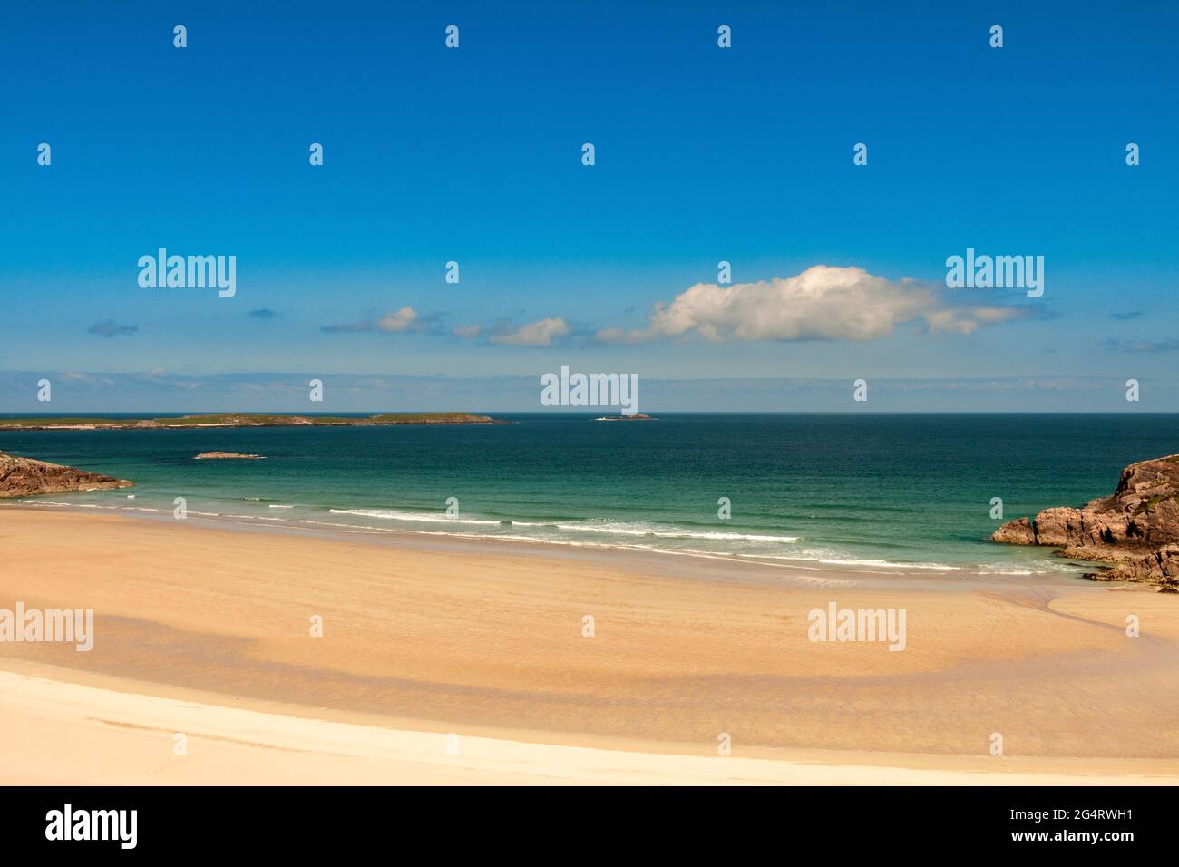 DURNESS SUTHERLAND SCOTLAND CEANNABEINNE BEACH A PRISTINE SANDY BEACH TURQUOISE SEA AND BLUE SKY Stock Photo