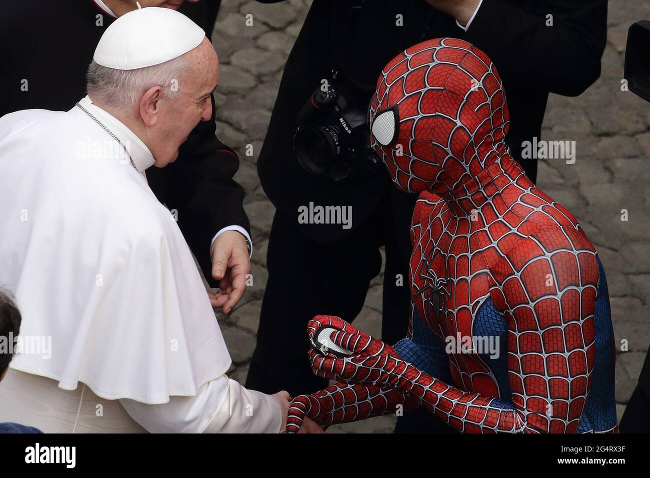 June 23, 2021 - Vatican City (Holy See) POPE FRANCIS shakes hand with a man wearing a costume of the Spider-Man fantasy character, who performs in hospitals for sick children, at the end of the weekly general audience at Sand Damaso courtyard at the Vatican. © EvandroInetti via ZUMA Wire Credit: Evandro Inetti/ZUMA Wire/Alamy Live News Stock Photo