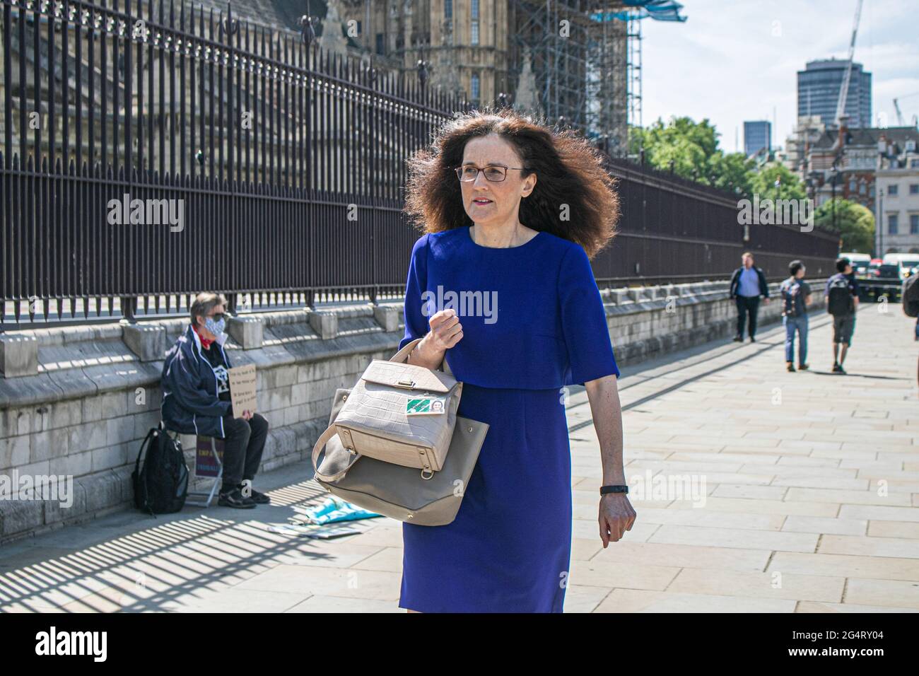 WESTMINSTER LONDON 23 June 2021. Theresa Villiers, Conservative MP for Chipping Barnet who served as Secretary of State for Environment, Food and Rural Affairs from 2019 to 2020 arrives at Parliament. Credit amer ghazzal/Alamy Live News Stock Photo