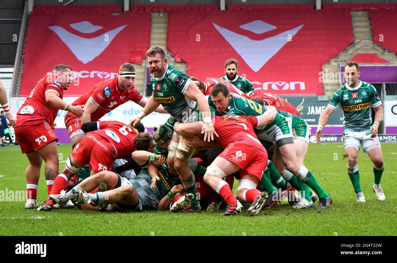Llanelli, Wales. 20 February, 2021. The forwards battle for possession during the Guinness PRO14 match between Scarlets and Benetton at Parc y Scarlets in Llanelli, Wales, UK on 20, February 2021. Sporting stadiums around the UK remain under strict restrictions due to the Coronavirus Pandemic as Government social distancing laws prohibit fans inside venues resulting in games being played behind closed doors. Credit: Duncan Thomas/Majestic Media. Stock Photo