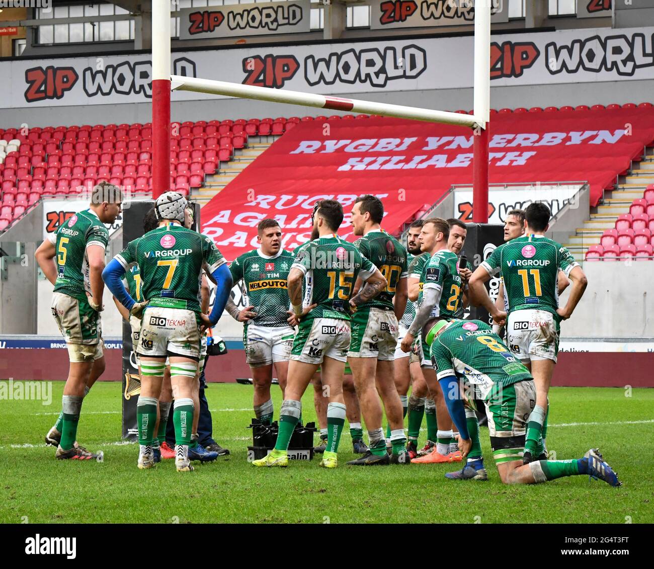 Llanelli, Wales. 20 February, 2021. A Benetton rugby team huddle during the Guinness PRO14 match between Scarlets and Benetton at Parc y Scarlets in Llanelli, Wales, UK on 20, February 2021. Sporting stadiums around the UK remain under strict restrictions due to the Coronavirus Pandemic as Government social distancing laws prohibit fans inside venues resulting in games being played behind closed doors. Credit: Duncan Thomas/Majestic Media. Stock Photo