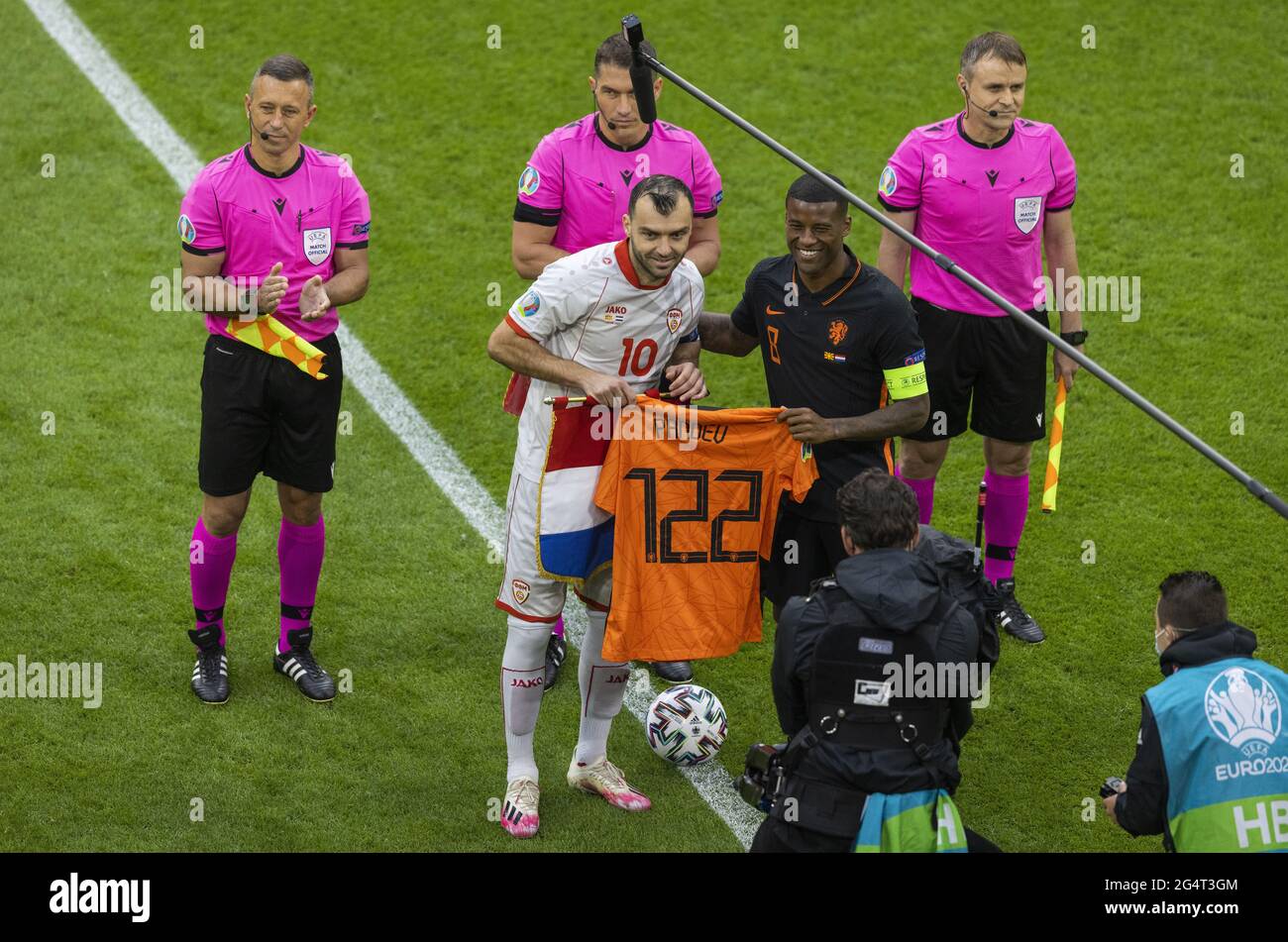 Goran Pandev (MAZ) bekommt von Georgino Wijnaldum (Niederlande) ein Trikot zum Abschied geschenkt   Nordmazedonien - Niederlande  Amsterdam, 21.06.202 Stock Photo