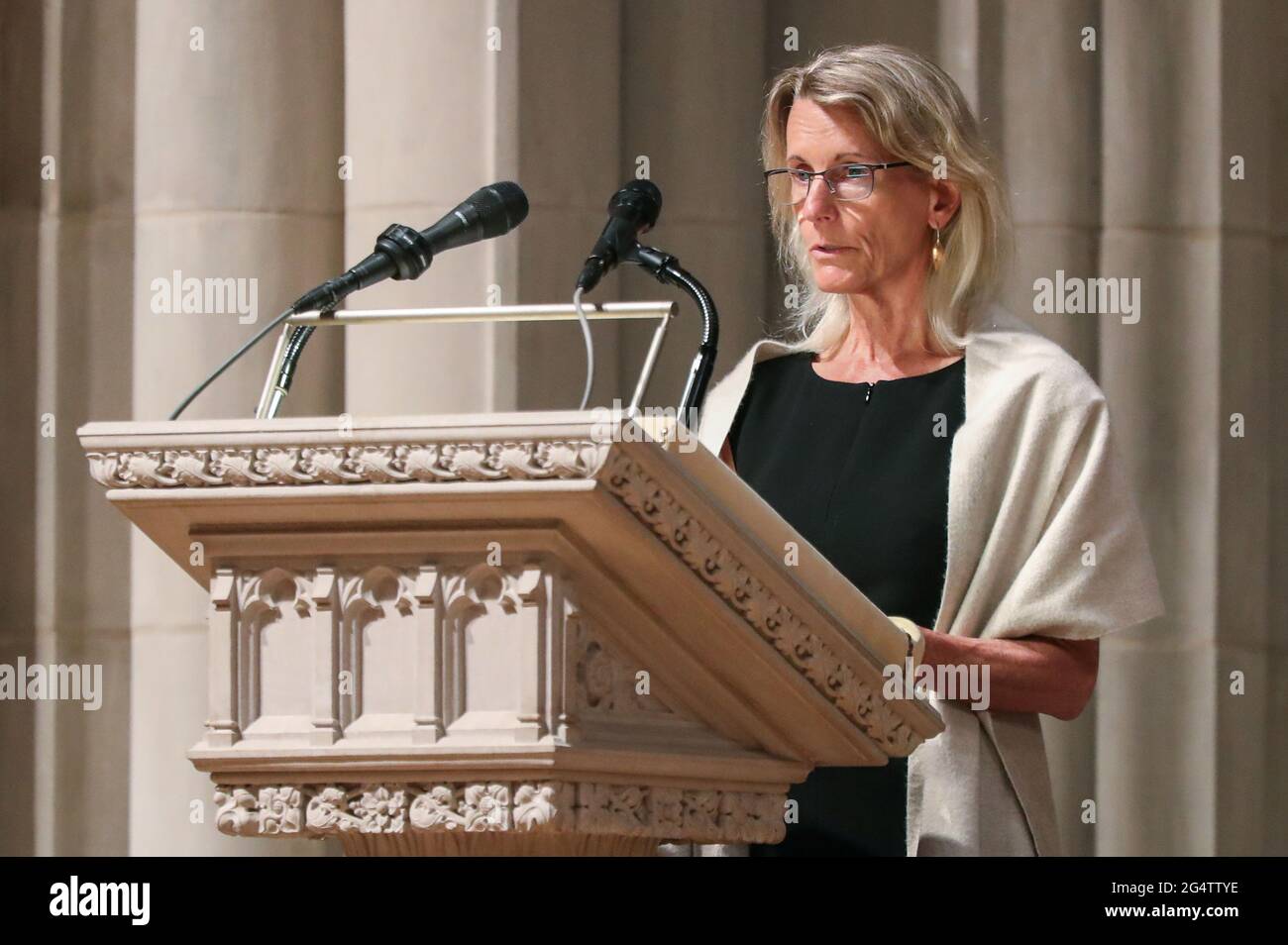 Mary Conover reads from Ecclesiastes 3:1-15 during the funeral ceremony of former Senator John Warner at Washington National Cathedral in Washington, DC, U.S. June 23, 2021. Oliver Contreras/Pool via REUTERS Stock Photo