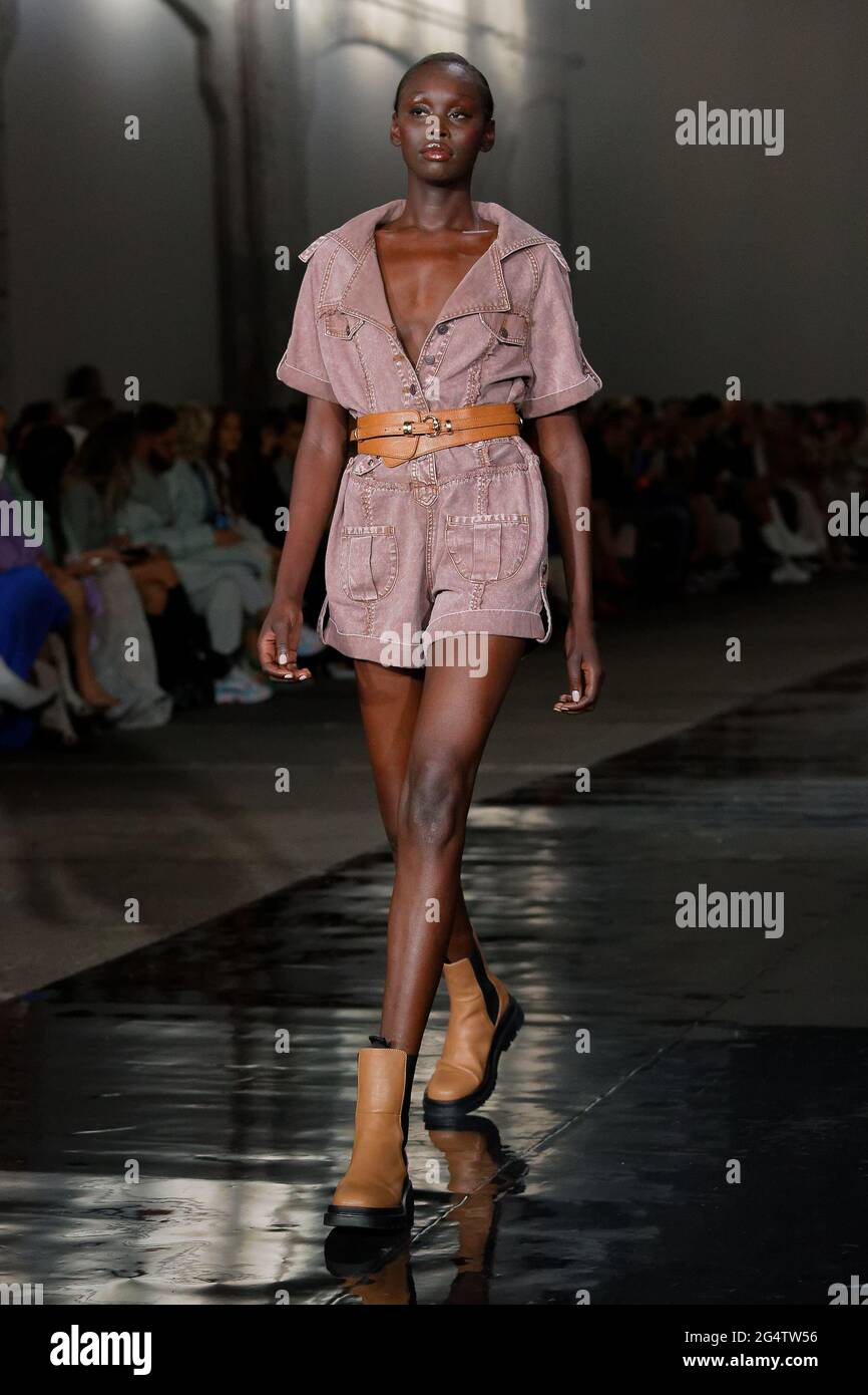 Runway fashion 1970s hi-res stock photography and images - Alamy
