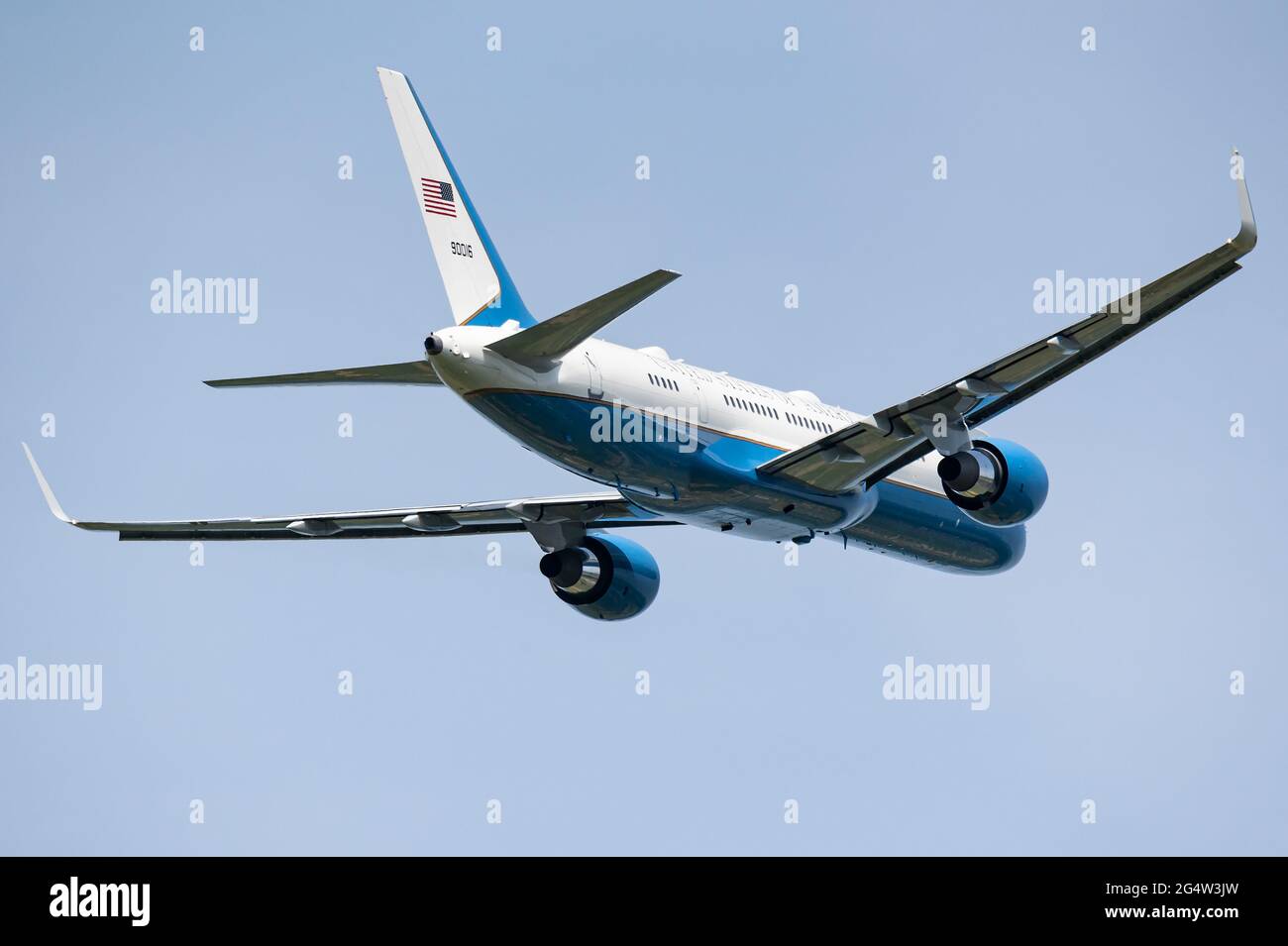 C 32 aircraft hi-res stock photography and images - Alamy