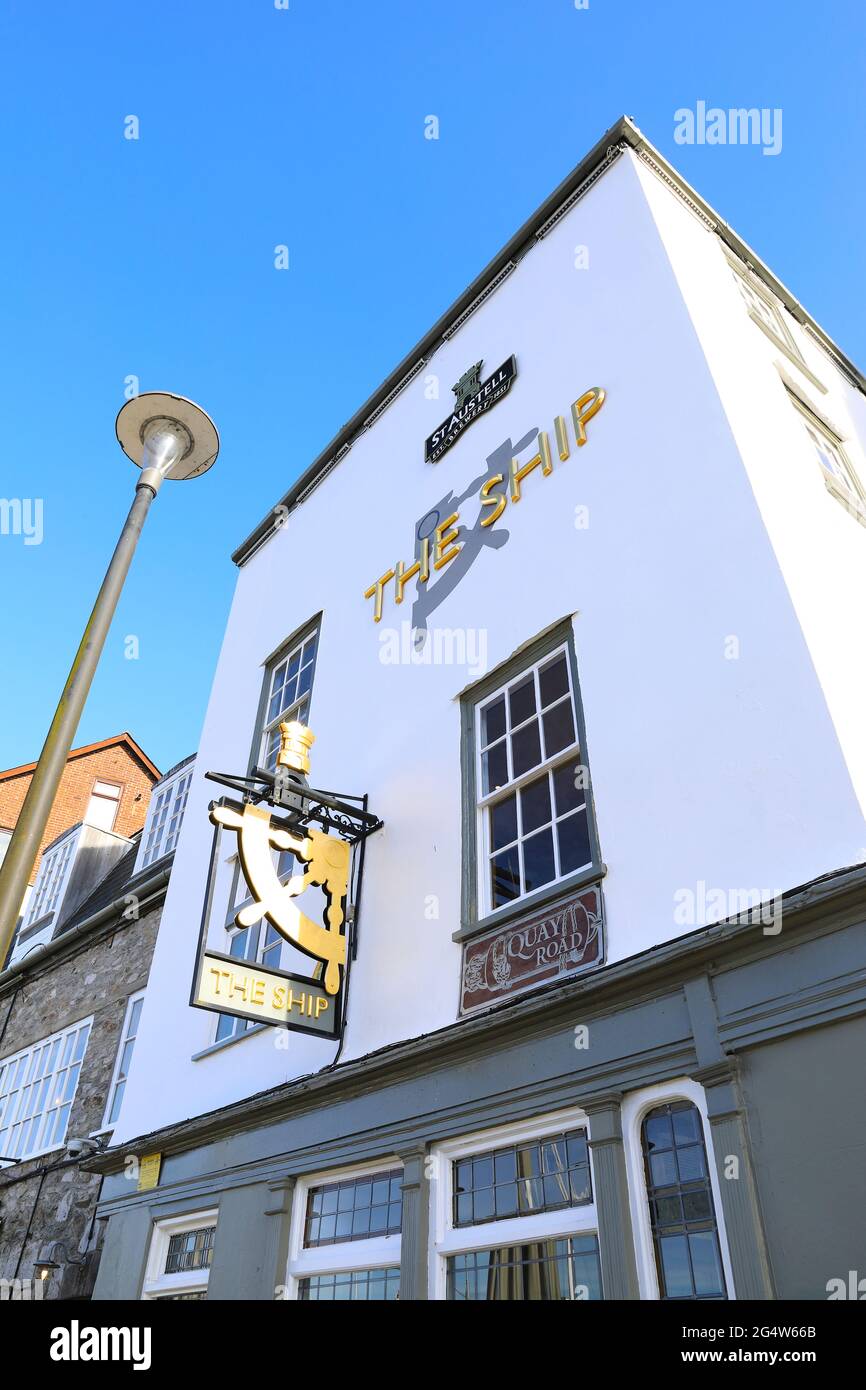 The Ship, a St Austell brewery pub, on Quay Road in the port area of Plymouth Hoe, Devon, UK Stock Photo