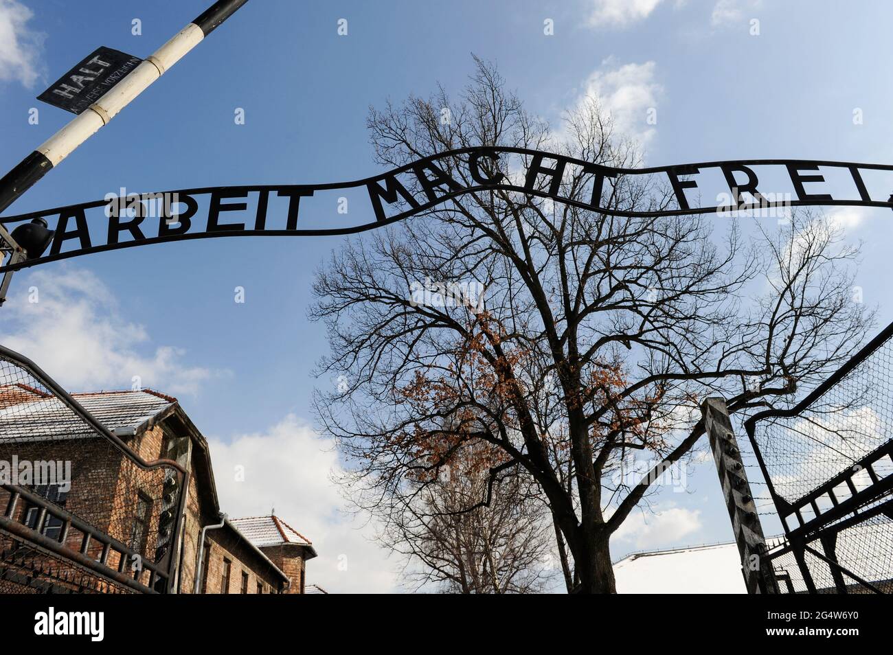 POLAND , Oswiecim, Auschwitz I, concentration camp of german Nazi regime (1940–1945) , gate with the cynical german words: Arbeit macht frei , engl. work sets free / POLEN, Auschwitz I Stammlager, deutsches nationalsozialistisches Konzentrations- und Vernichtungslager (1940–1945), Tor mit Aufschrift Arbeit macht frei Stock Photo