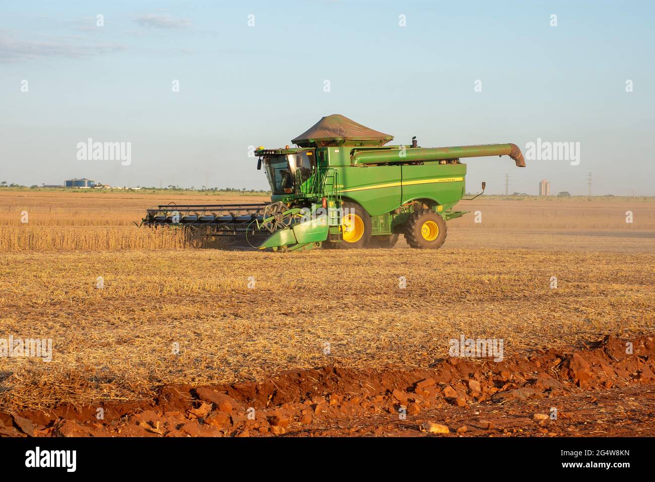 Soybean harvesting mato grosso hi-res stock photography and images - Alamy