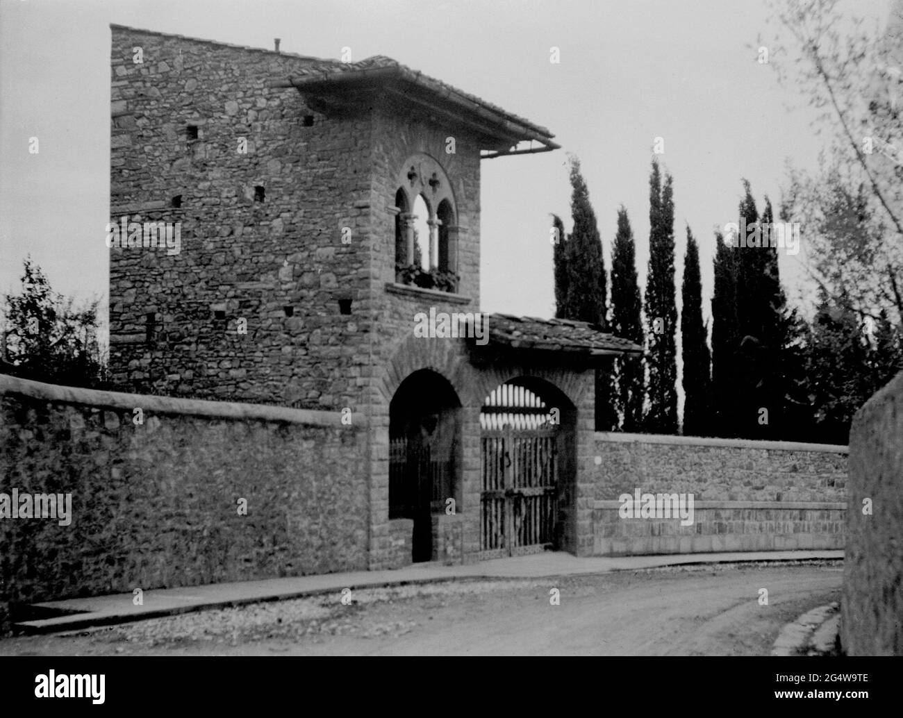 AJAXNETPHOTO. circa.1908 -14. EXACT LOCATION UNKNOWN, ITALY. - GRAND TOUR ALBUM; SCANS FROM ORIGINAL IMPERIAL GLASS NEGATIVES -  GATEHOUSE BUILDING FOR WALLED ESTATE. PHOTOGRAPHER: UNKNOWN. SOURCE: AJAX VINTAGE PICTURE LIBRARY COLLECTION.CREDIT: AJAX VINTAGE PICTURE LIBRARY. REF; 1900 04 Stock Photo