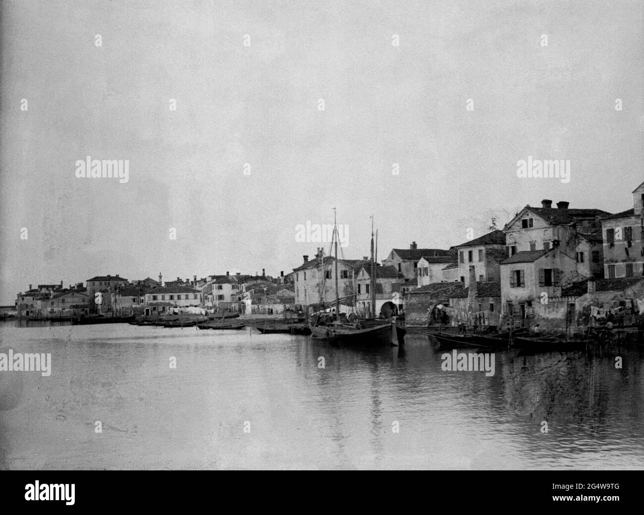 AJAXNETPHOTO. circa.1908 -14. (POSSIBLY) CHIOGGIA, ITALY. - GRAND TOUR ALBUM; SCANS FROM ORIGINAL IMPERIAL GLASS NEGATIVES -  FISHING BOATS MOORED IN THE HARBOUR. PHOTOGRAPHER: UNKNOWN. SOURCE: AJAX VINTAGE PICTURE LIBRARY COLLECTION.CREDIT: AJAX VINTAGE PICTURE LIBRARY. REF; 1900 4 10 Stock Photo