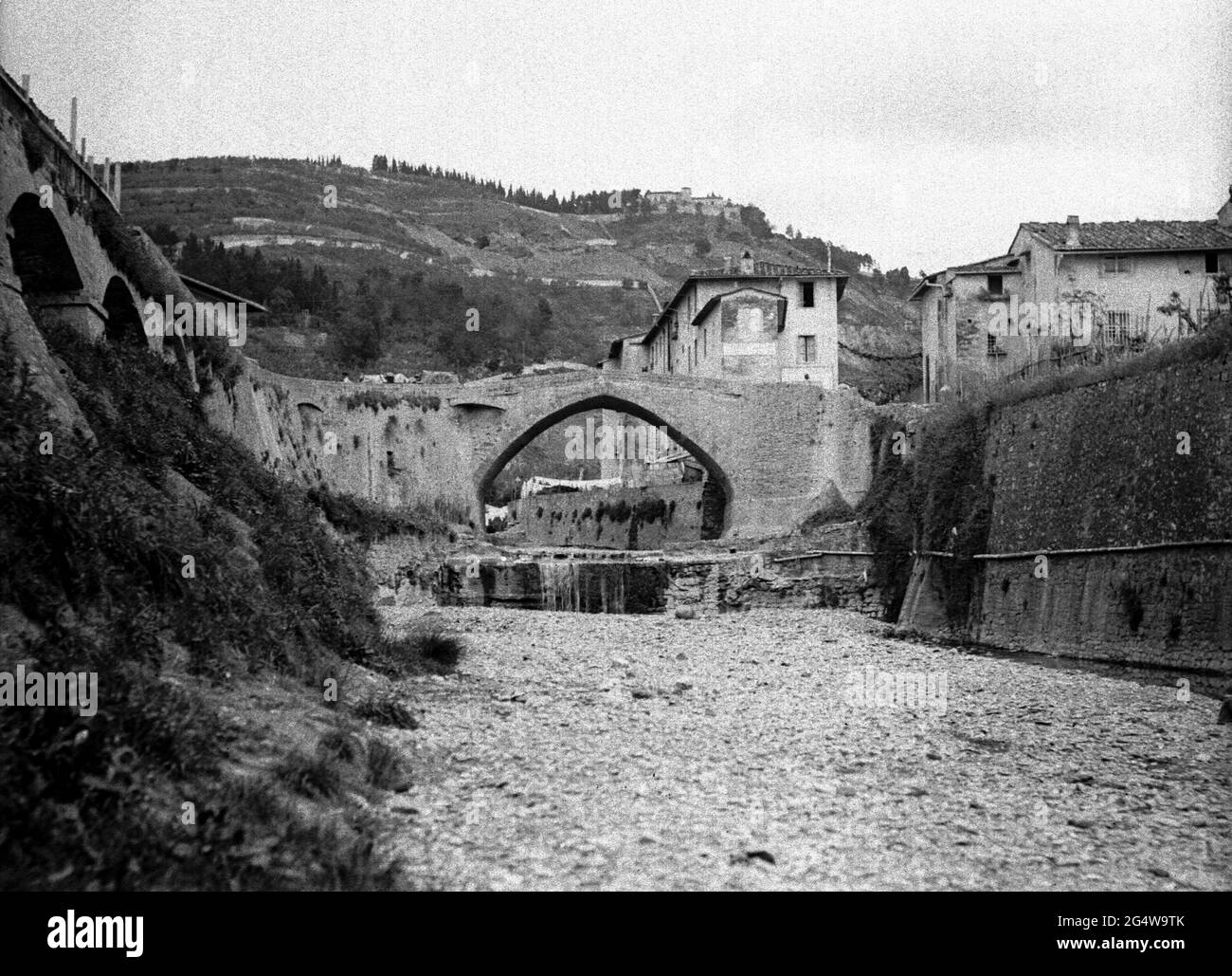 AJAXNETPHOTO. circa.1908 -14. EXACT LOCATION UNKNOWN, ITALY. - GRAND TOUR ALBUM; SCANS FROM ORIGINAL IMPERIAL GLASS NEGATIVES -  BRIDGE OVER A STREAM. PHOTOGRAPHER: UNKNOWN. SOURCE: AJAX VINTAGE PICTURE LIBRARY COLLECTION.CREDIT: AJAX VINTAGE PICTURE LIBRARY. REF; 1900 3 02 Stock Photo