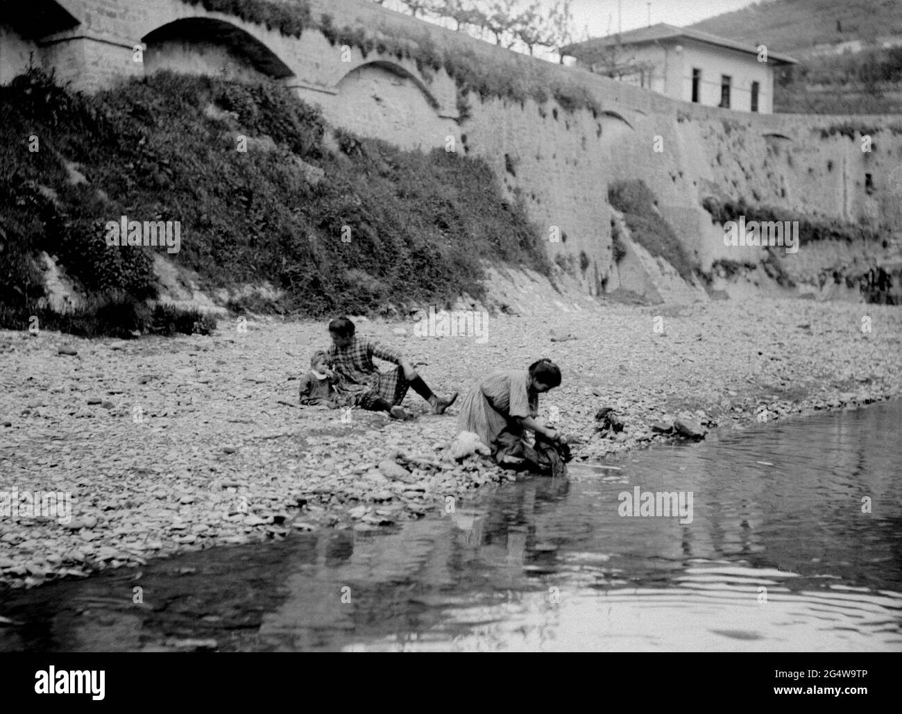AJAXNETPHOTO. circa.1908 -14. EXACT LOCATION UNKNOWN, ITALY. - GRAND TOUR ALBUM; SCANS FROM ORIGINAL IMPERIAL GLASS NEGATIVES -  WASHING CLOTHES IN A STREAM. PHOTOGRAPHER: UNKNOWN. SOURCE: AJAX VINTAGE PICTURE LIBRARY COLLECTION.CREDIT: AJAX VINTAGE PICTURE LIBRARY. REF; 1900 3 03 Stock Photo