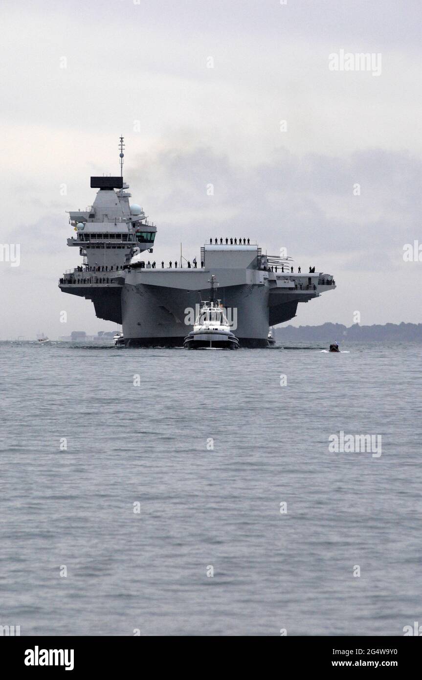 AJAXNETPHOTO. 16TH AUGUST, 2017. PORTSMOUTH, ENGLAND. - ROYAL NAVY'S BIGGEST WARSHIP SAILS INTO HOME PORT - HMS QUEEN ELIZABETH, THE FIRST OF TWO 65,000 TONNE, 900 FT LONG, STATE-OF-THE-ART AIRCRAFT CARRIERS SAILED INTO PORTSMOUTH NAVAL BASE IN THE EARLY HOURS OF THIS MORNING. THE £3BN CARRIER, THE LARGEST WARSHIP EVER BUILT FOR THE ROYAL NAVY, ARRIVED AT HER HOME PORT TWO DAYS AHEAD OF HER ORIGINAL SCHEDULE.  PHOTO: JONATHAN EASTLAND/AJAX  REF: D2X171608 6770 Stock Photo