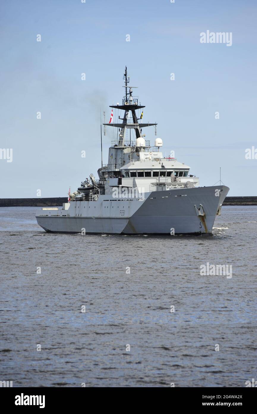 AJAXNETPHOTO. 18TH MAY, 2021. TYNE & WEIR, ENGLAND. - RUST STREAKED OFFSHORE PATROL VESSEL (OPV) P281 ENTERING RIVER TYNE. SHIP WAS 'PAID OFF' IN MAY 2018, RE-COMMISSIONED IN JULY OF THAT YEAR. PHOTO:TONY HOLLAND/AJAX REF:DTH211805 38801 Stock Photo