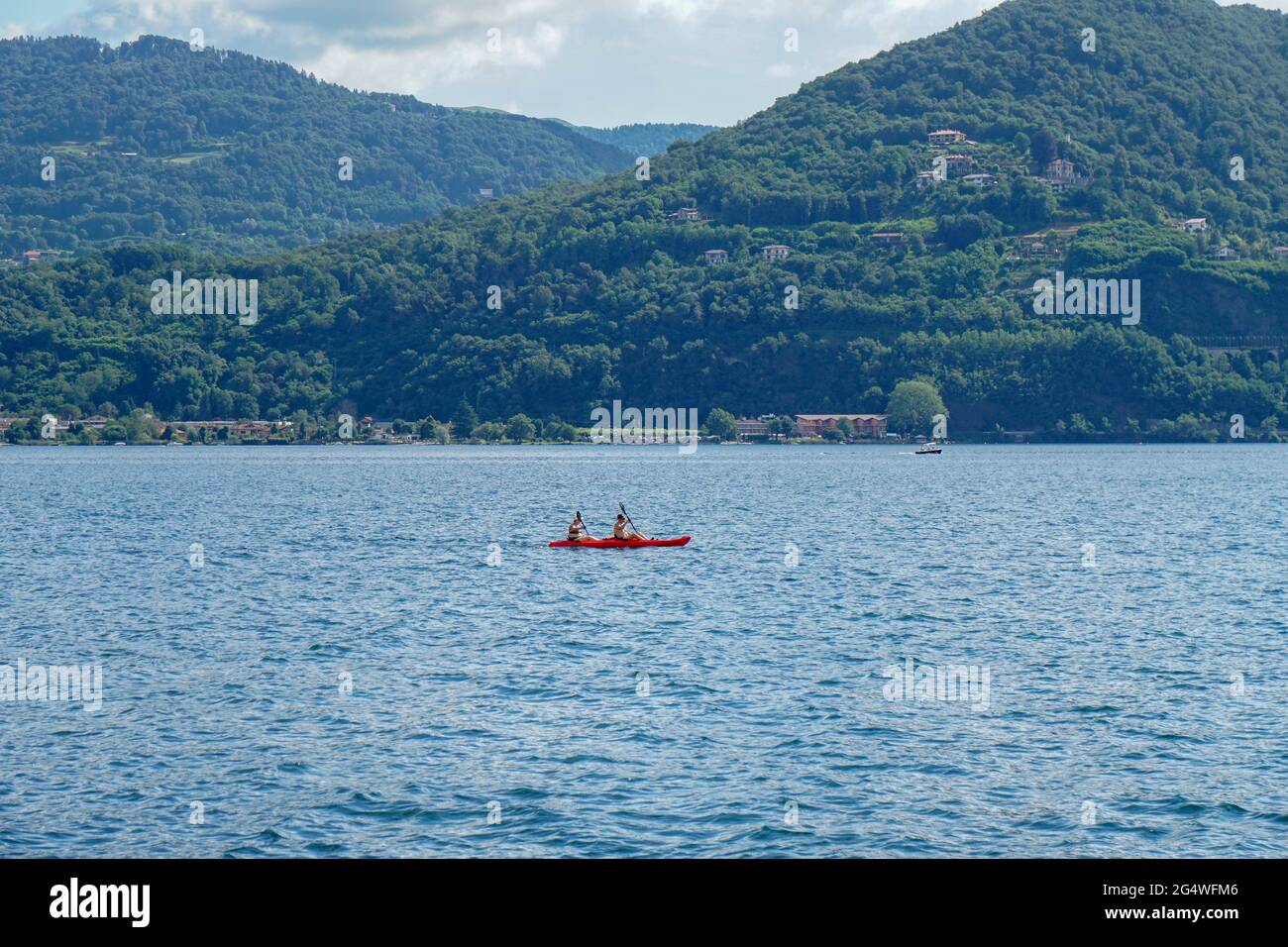 Pella - 07/12/2020: couple on a red canoe in Orta's lake Stock Photo