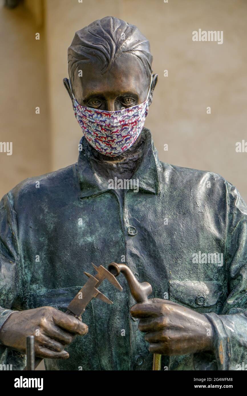 Alzo di Pella - 07/12/2020 : bronze statue of worker with mask protection Stock Photo