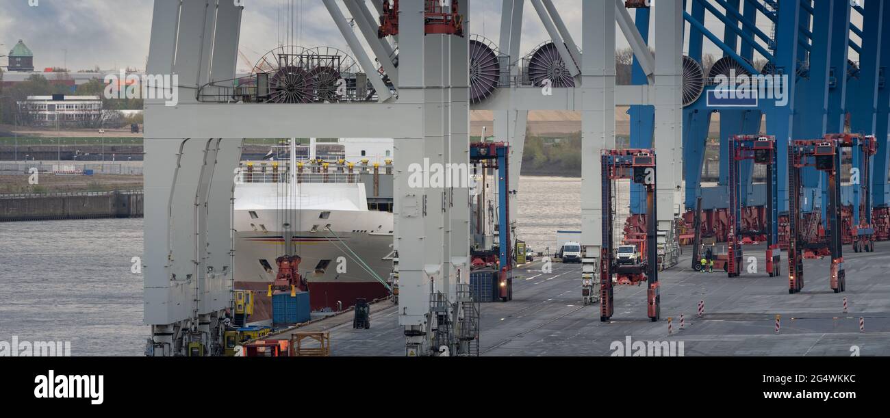 Hamburg crane hi-res stock photography and images - Page 23 - Alamy