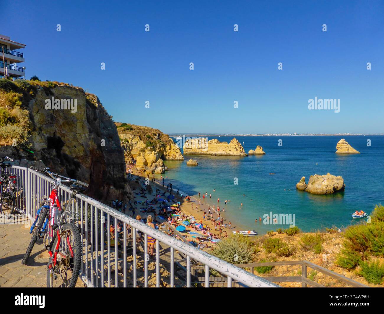 Desde Lagos a Ponta da Piedade  Algarve, las rocas talladas por el viento las calas, cuevas y túneles lo convierten en un lugar increíblemente hermoso Stock Photo