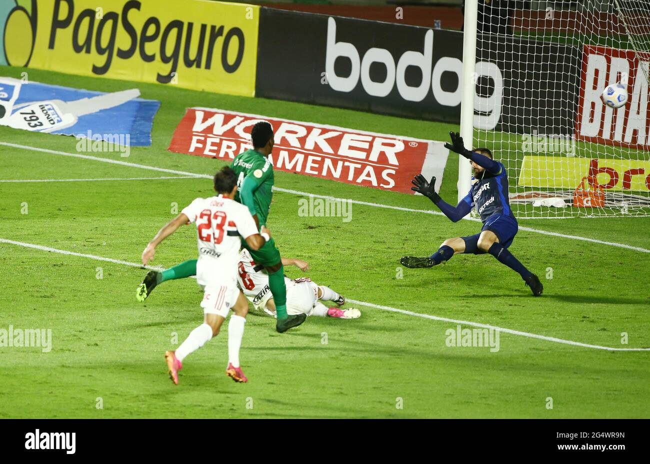 Soccer Football Brasileiro Championship Sao Paulo V Cuiaba Estadio Morumbi Sao Paulo Brazil June 23 21 Sao Paulo S Martin Benitez Scores Their First Goal Reuters Carla Carniel Stock Photo Alamy