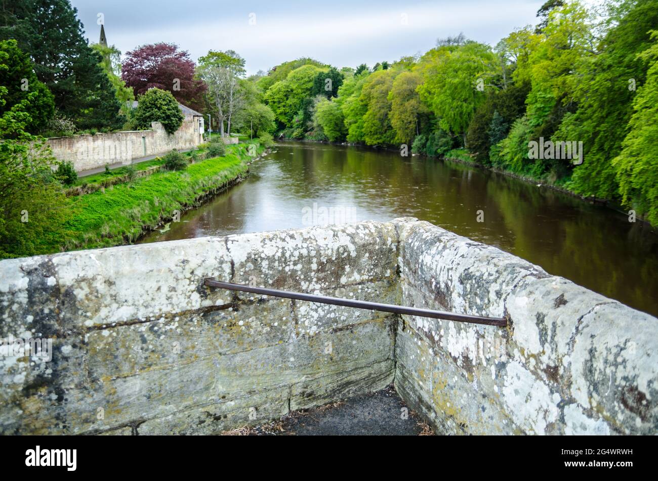 Westerly View of the River Coquet at Warkworth, Northumberland, Viewed from the Support Section of Warkworth Bridge Stock Photo