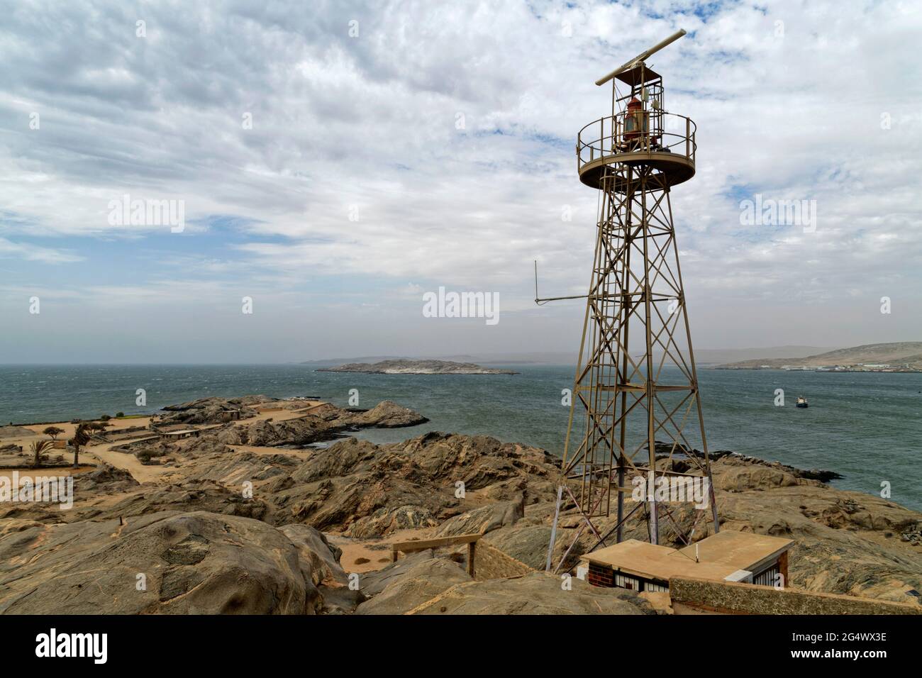 Shark fin'-Antenne auf dem Autodach. Reflexionen von Lampen am Körper.  Konzept. Rückansicht Stockfotografie - Alamy