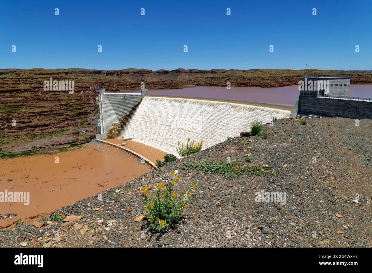 Neckartal-Dam west of Keetmanshoop: Fish River, water running over the dam wall, Karas Region, Namibia Stock Photo