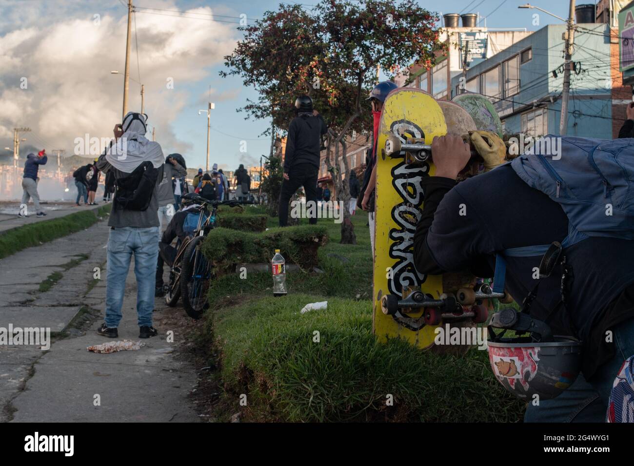 Bogota, Colombia. 21st June, 2021. Demonstrators take cover behind skateboards as clashes between demonstratros and Colombia's riot police erupt anti-government protest raise in Bogota Colombia against the government of president Ivan Duque, inequalities and abuse of authority by police. Credit: Long Visual Press/Alamy Live News Stock Photo