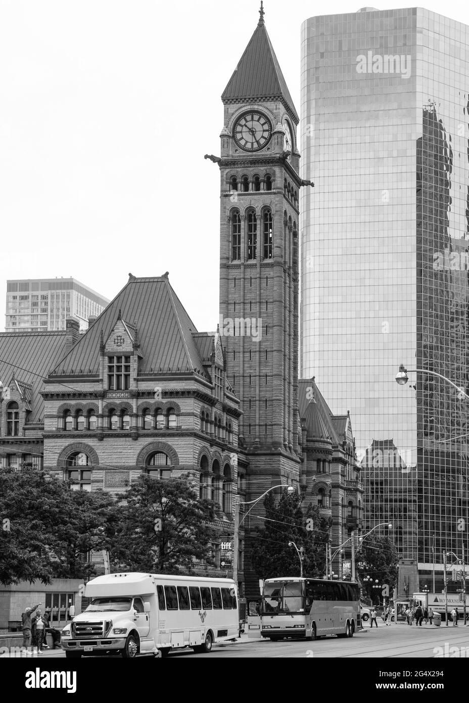 Toronto's Old City Hall was home to its city council from 1899 to 1966 and remains one of the city's most prominent structures. The building is in Que Stock Photo