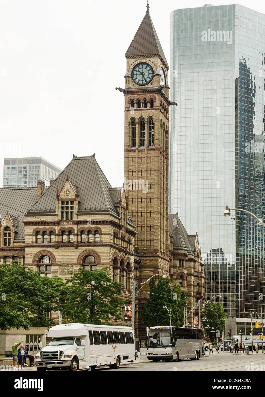 Toronto's Old City Hall was home to its city council from 1899 to 1966 and remains one of the city's most prominent structures. The building is in Que Stock Photo