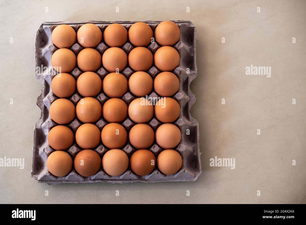 huevos de gallina frescos en casa. Stock Photo
