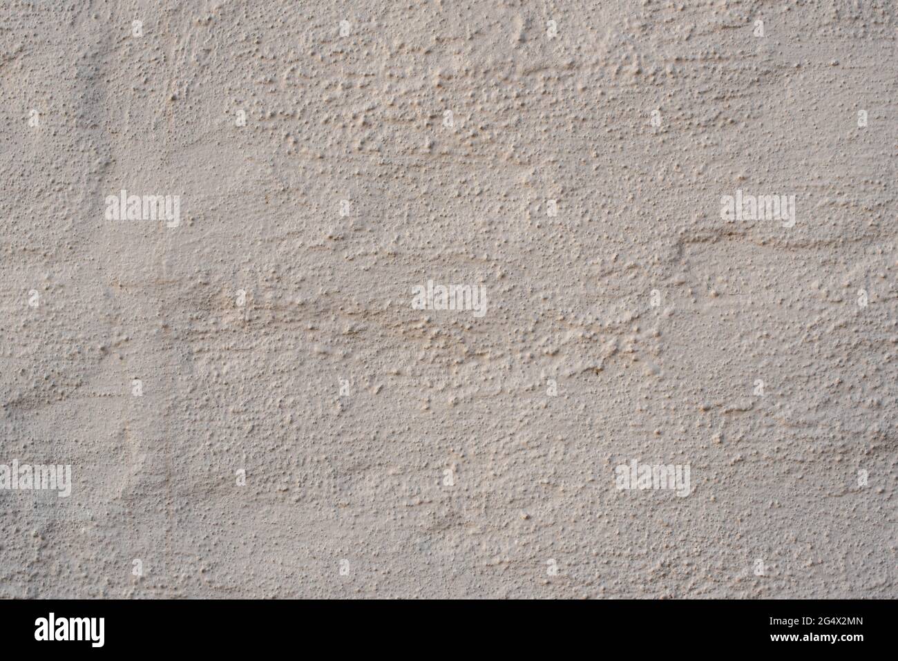 pared de cemento con un color pintado ladrillo, mostaza de fondo texturizado con lineas festuchado aspero. Stock Photo