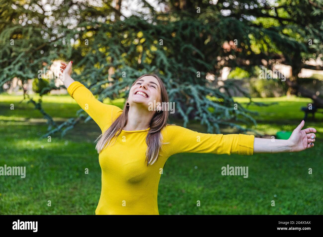 Woman with arms outstretched hi-res stock photography and images - Alamy