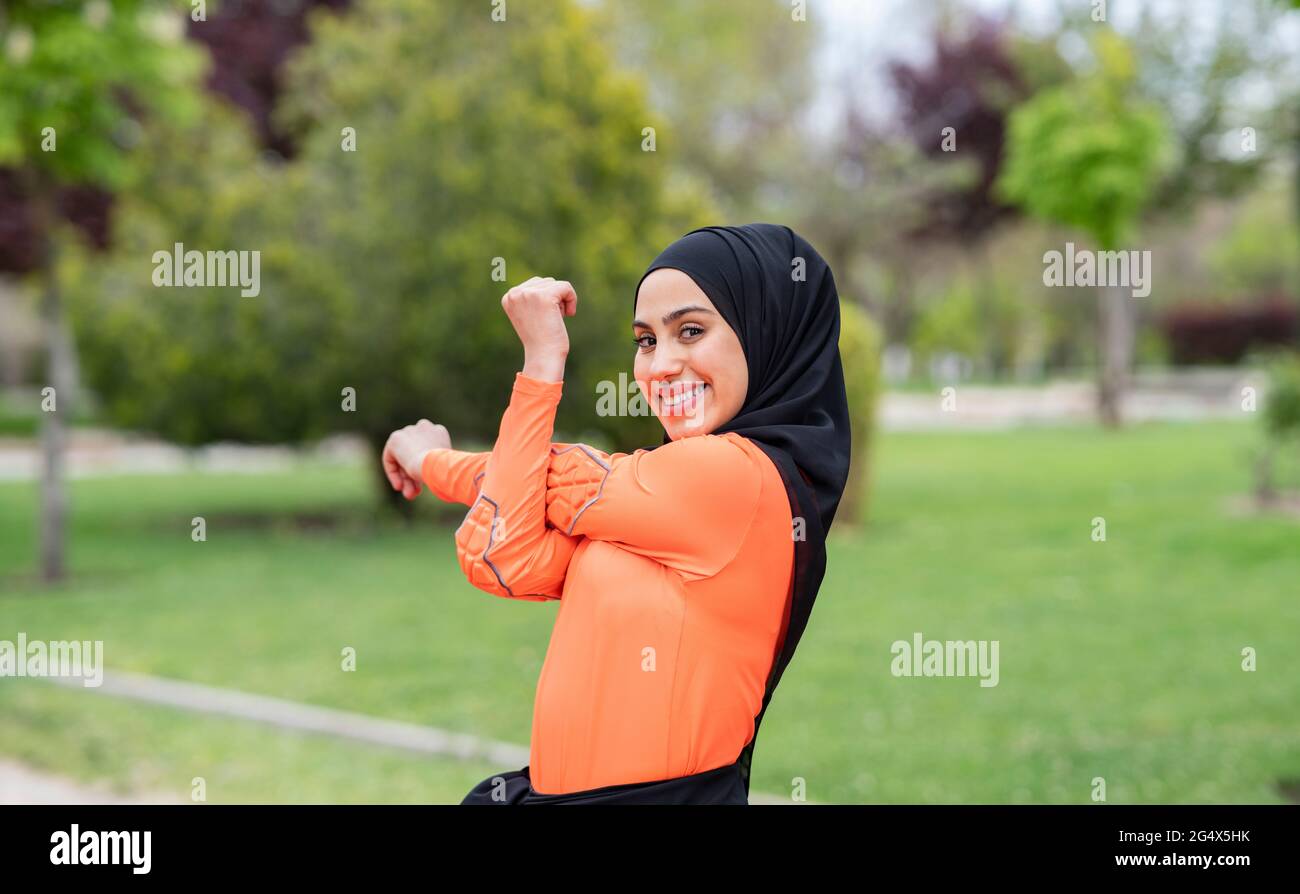 Arab smiling woman hi-res stock photography and images - Alamy