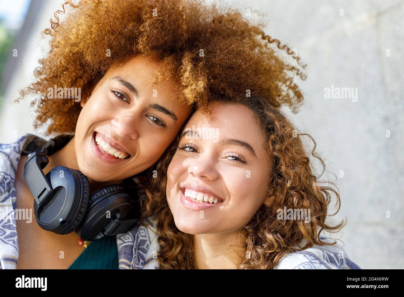 Happy smiling friends sunshine hi-res stock photography and images - Alamy
