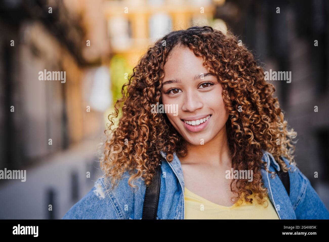 Woman curly hair on city hi-res stock photography and images - Alamy