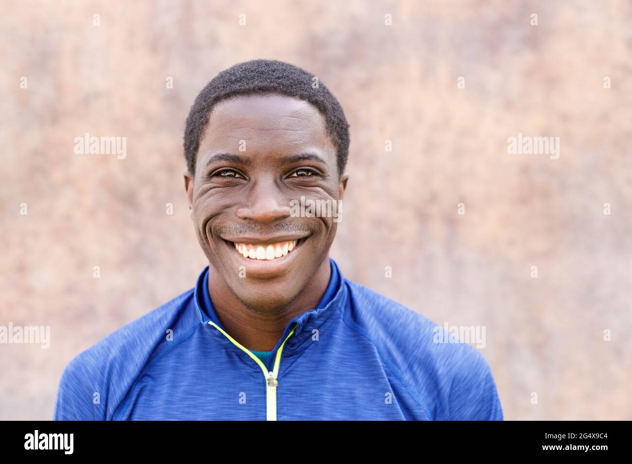 Man standing in front of wall hi-res stock photography and images - Alamy