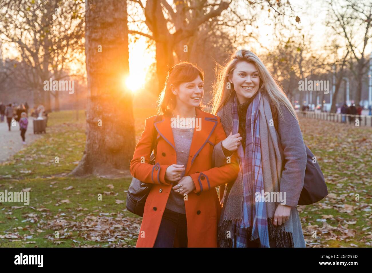 Women standing together hi-res stock photography and images - Alamy