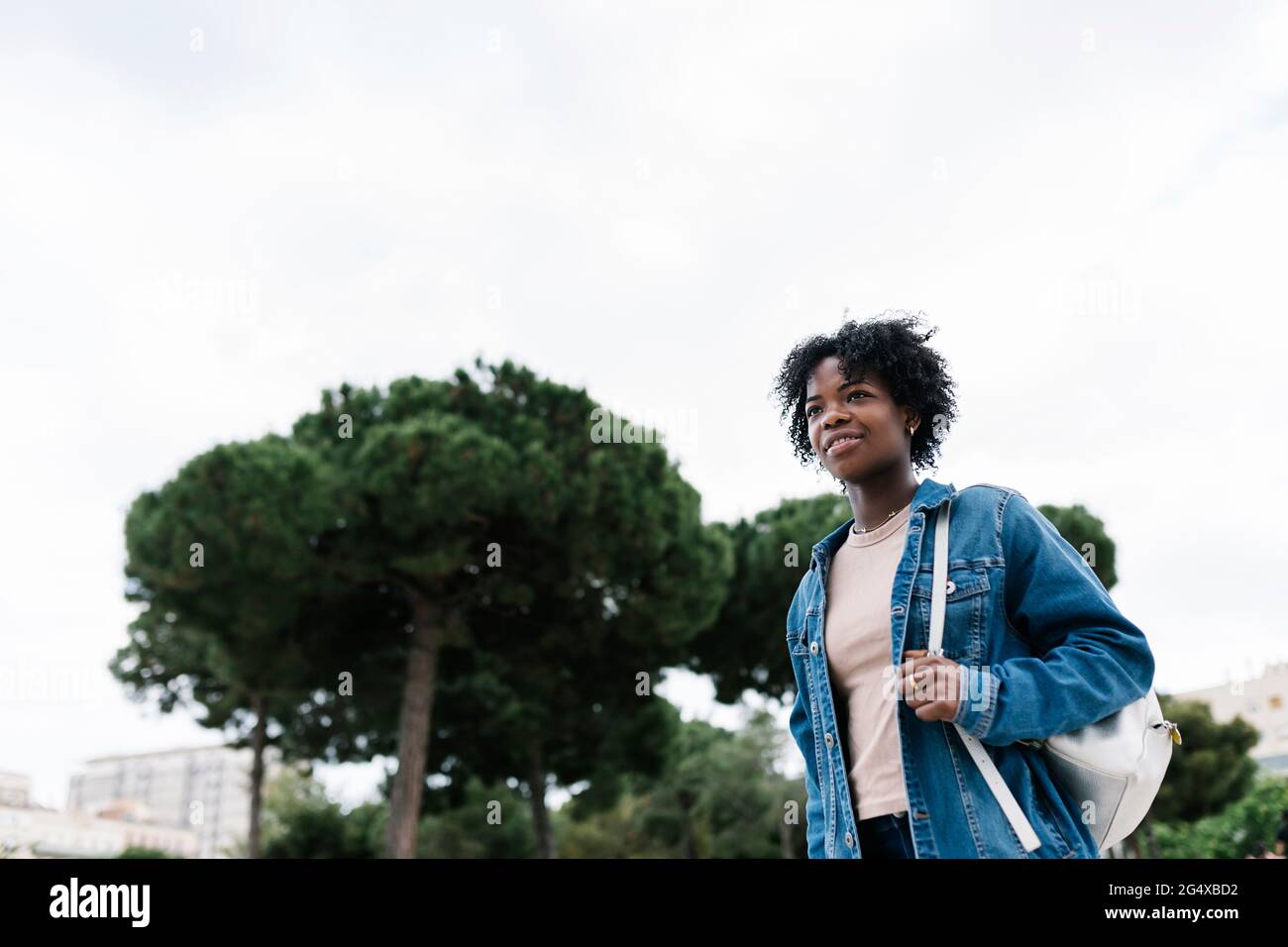 Black woman afro and tree hi-res stock photography and images - Alamy