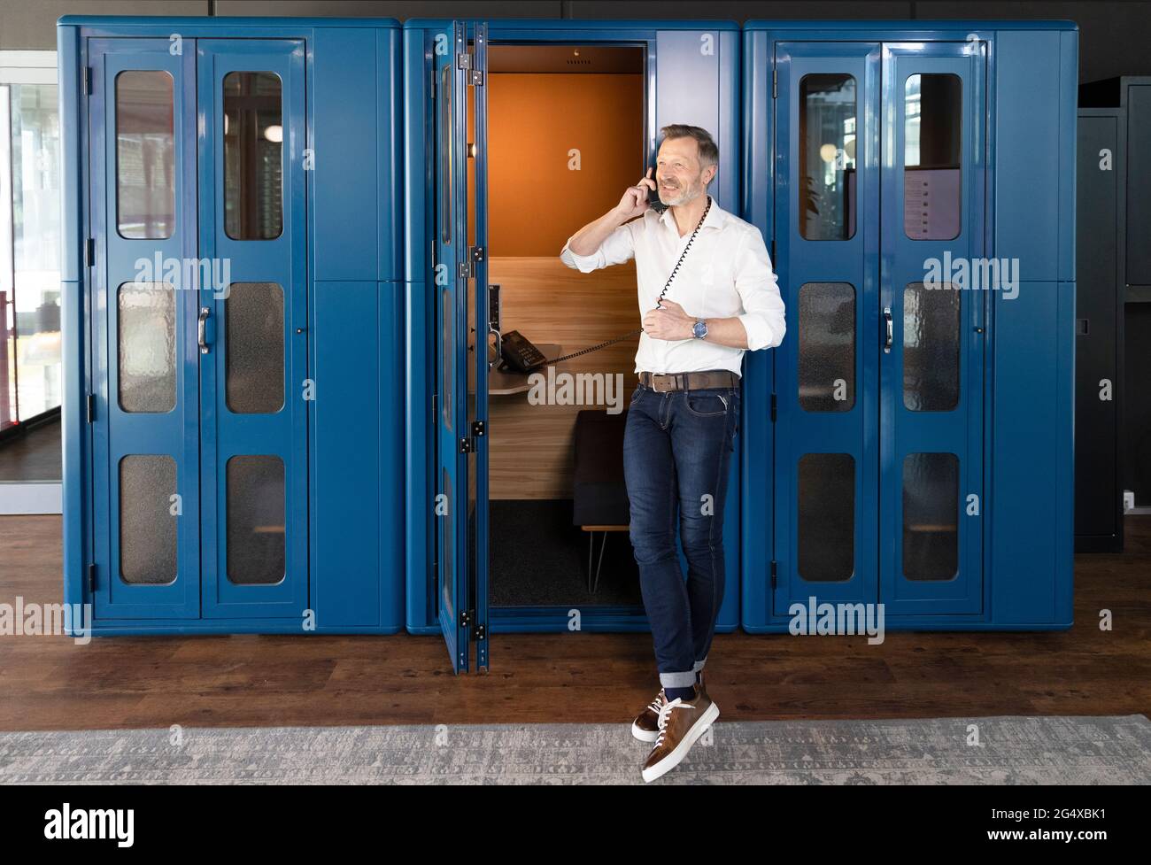 Men in booth hi-res stock photography and images - Alamy