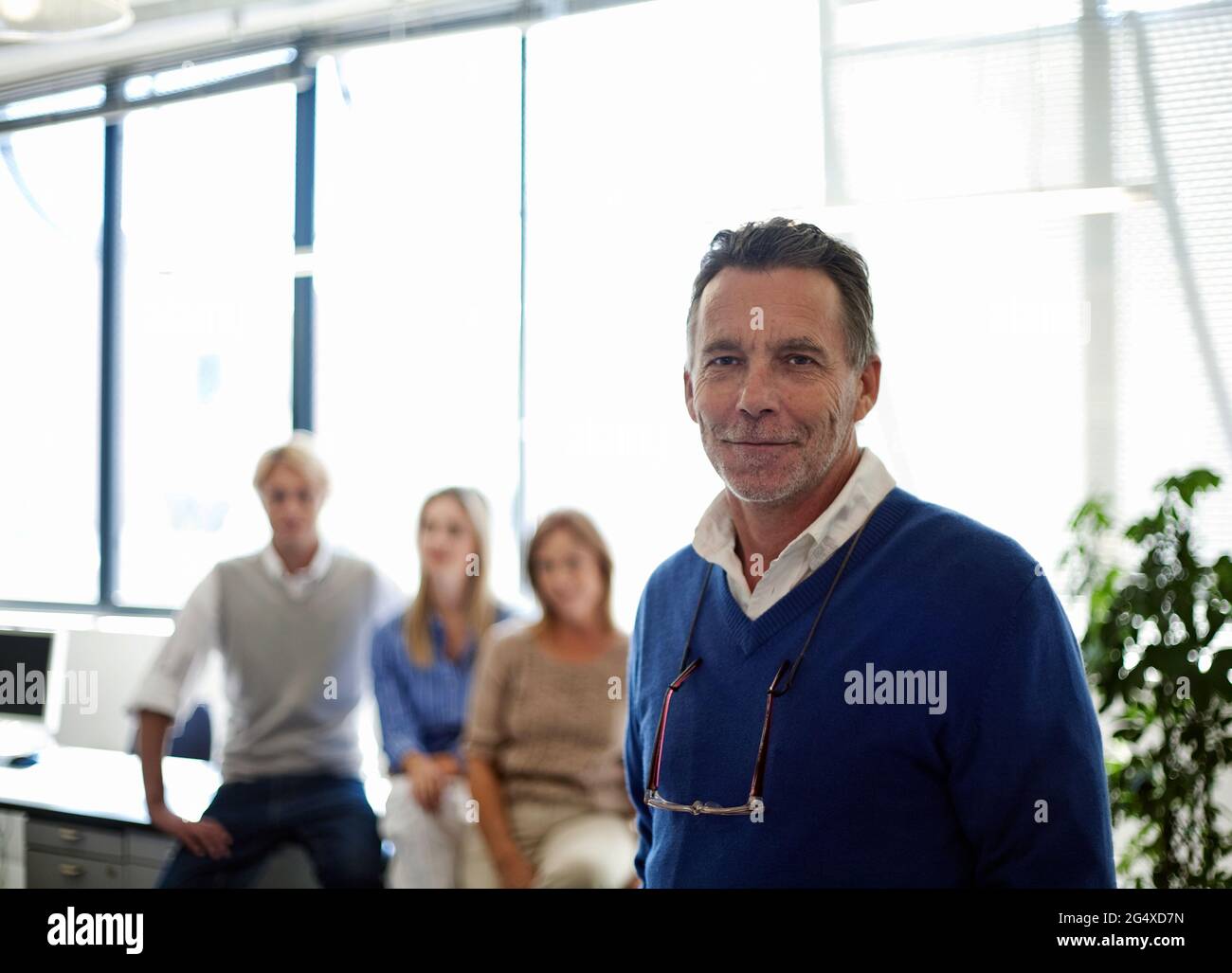 Team office background hi-res stock photography and images - Alamy
