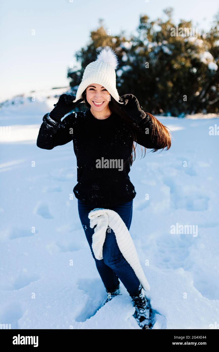 Woolly hat and snow and woman hi-res stock photography and images - Alamy