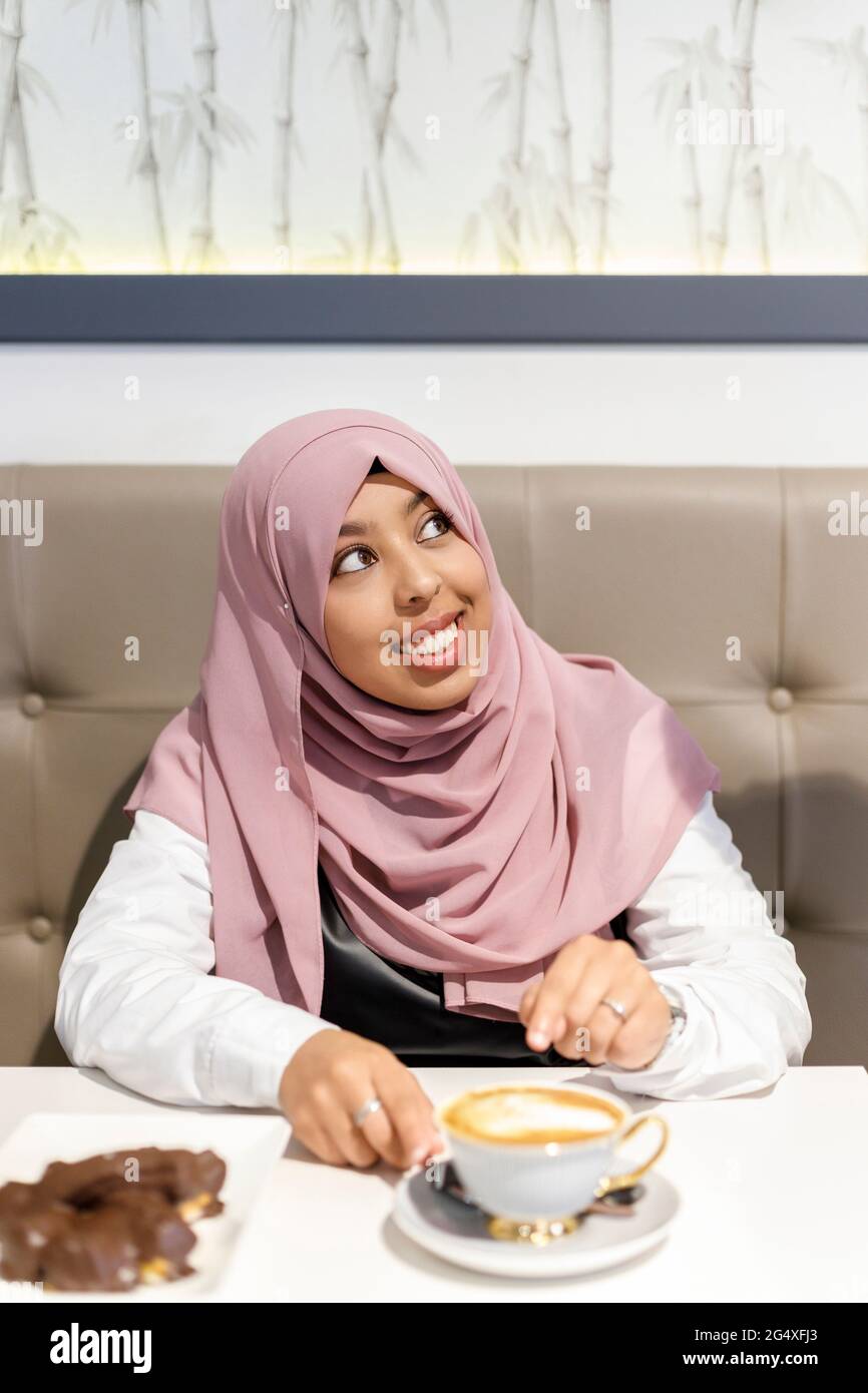 Women wearing headscarf coffee hi-res stock photography and images - Alamy