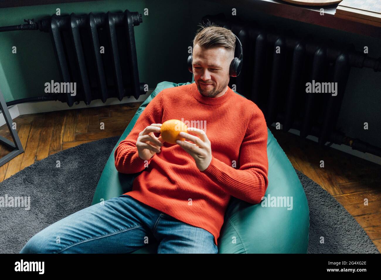 Man sitting on bean bag hi-res stock photography and images - Alamy