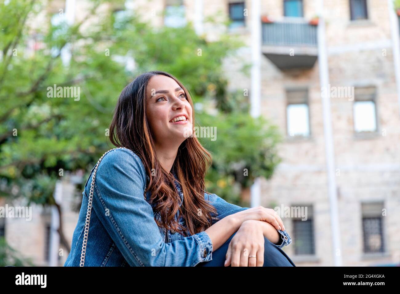 Smiling young female tourist hi-res stock photography and images - Alamy