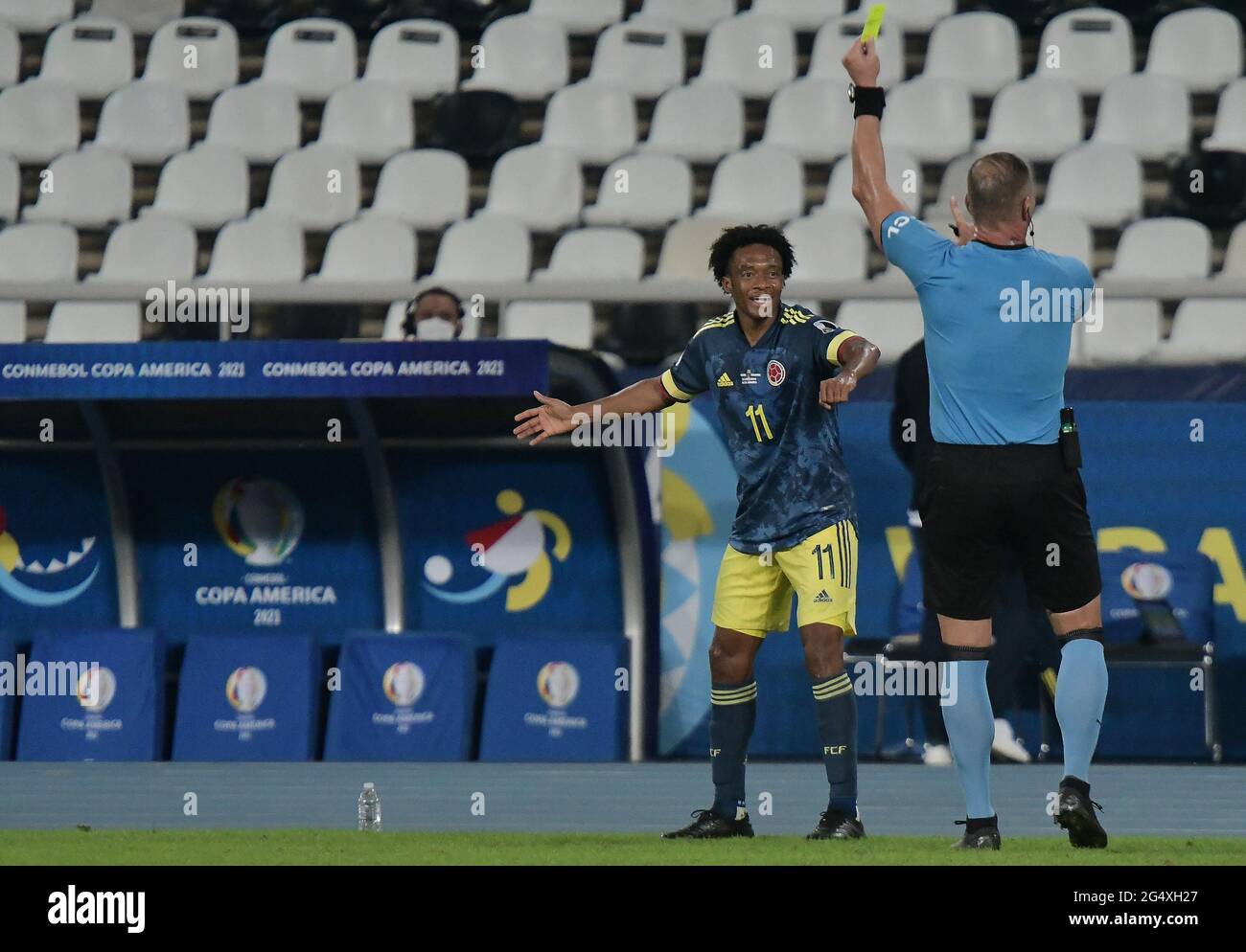 Rio de Janeiro, Brazil. 23th June 2021; Nilton Santos Stadium, Rio de Janeiro, Brazil; Copa America, Brazil versus Colombia; Referee Néstor Pitana shows the yellow card to Juan Cuadrado of Colombia Credit: Action Plus Sports Images/Alamy Live News Stock Photo