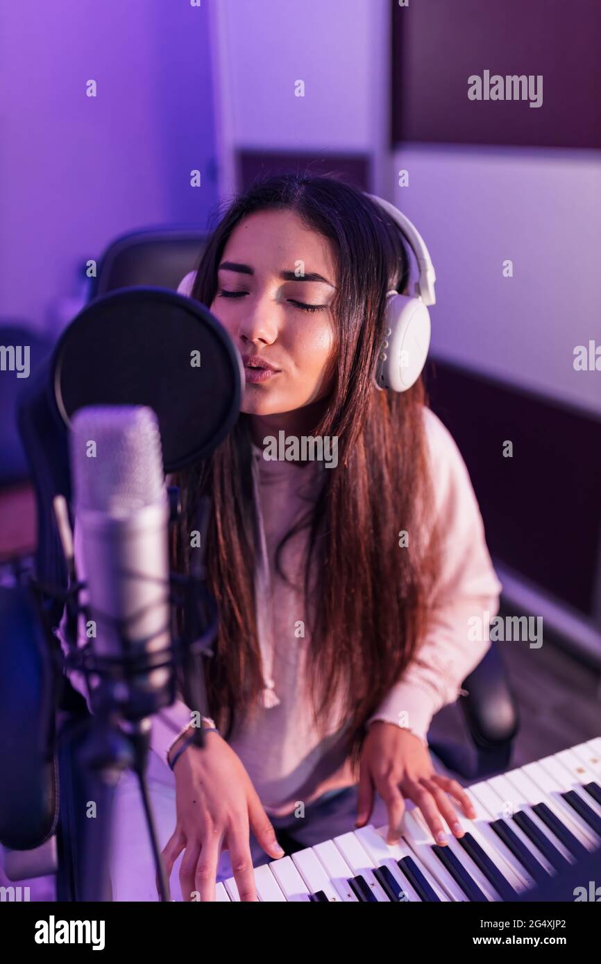 Keyboard piano microphone hires stock photography and images Alamy