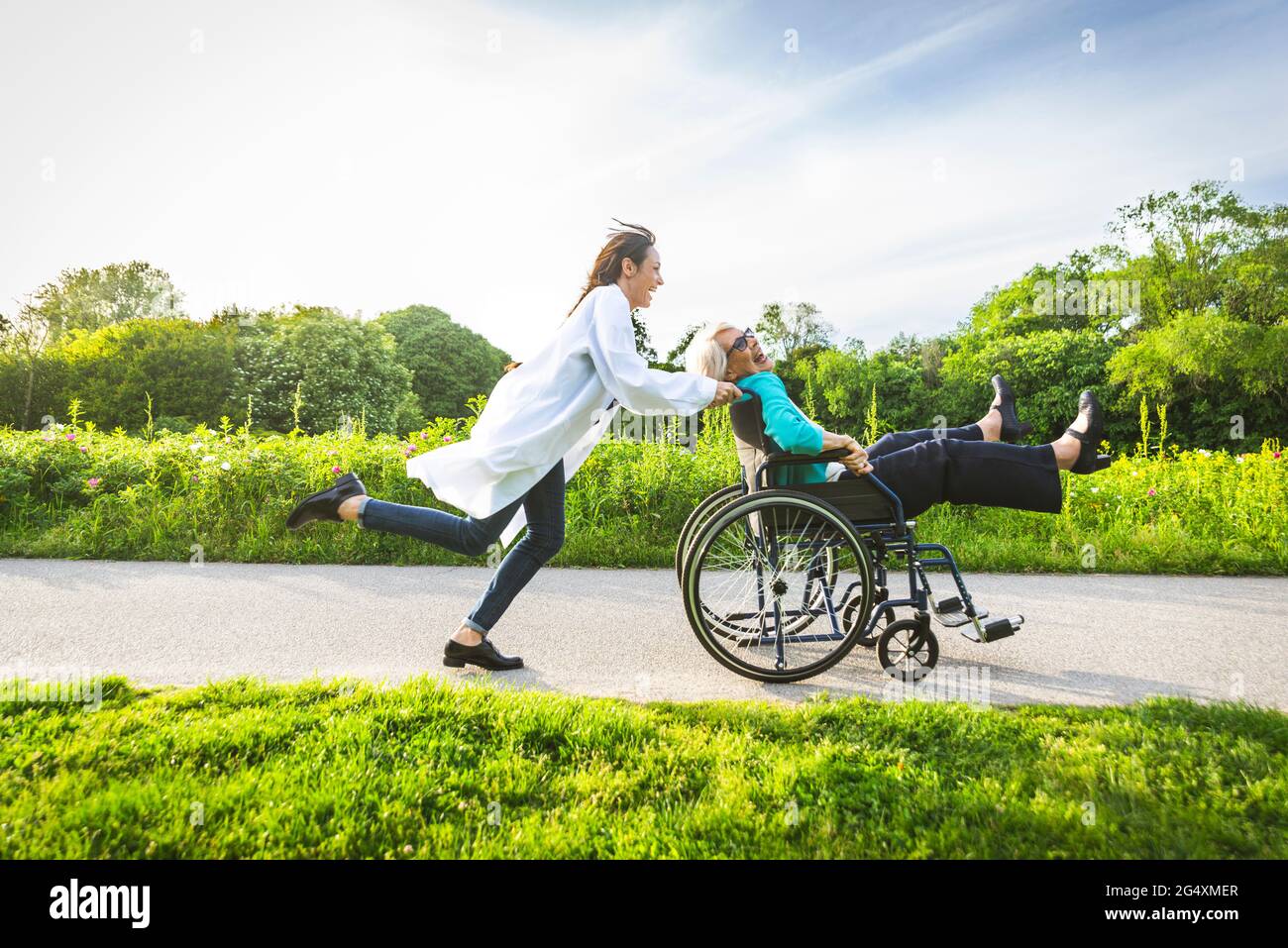Woman in wheelchair hi-res stock photography and images - Alamy